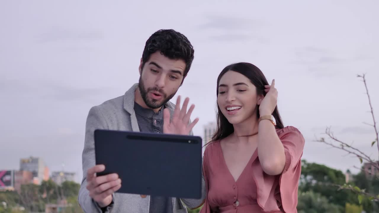 Download Stock Video Man And Woman Outdoors During A Video Call Animated Wallpaper