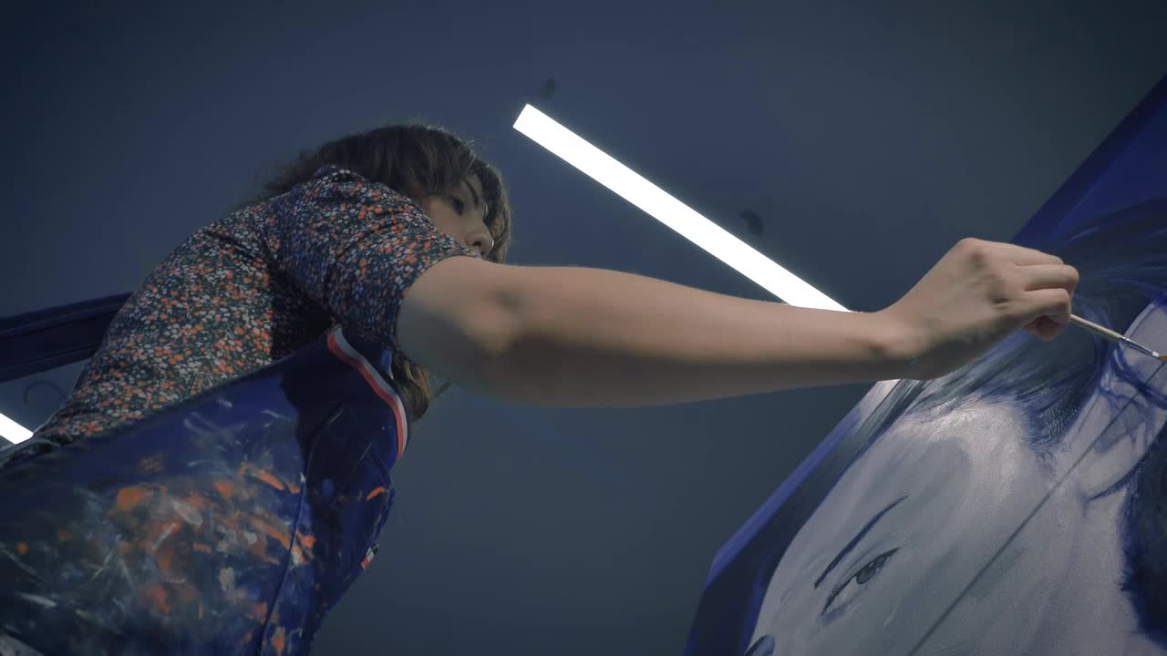 Download Stock Video Low View Of An Artist Working On A Portrait Animated Wallpaper