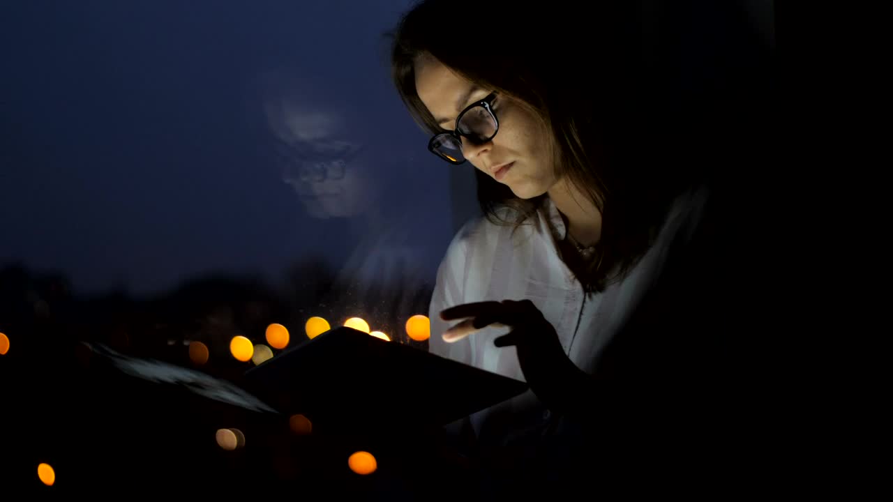 Download Stock Video Lonely Person Scrolling In A Tablet Animated Wallpaper