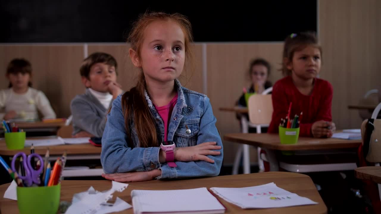 Download Stock Video Listening To A Teacher In Class Animated Wallpaper