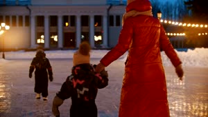 Stock Video Mother Doing Ice Skating With Her Small Childre Animated Wallpaper