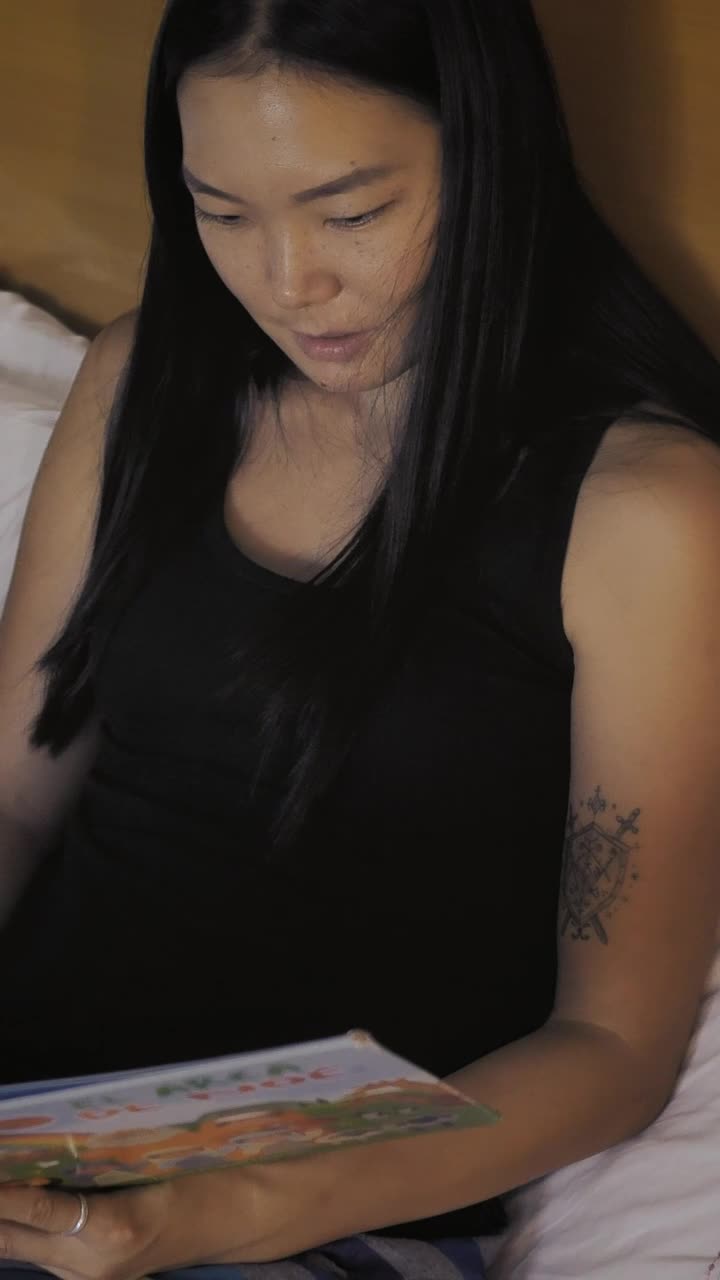 Download Stock Video Mother And Daughter Lying Down Reading Bedtime Storie Animated Wallpaper