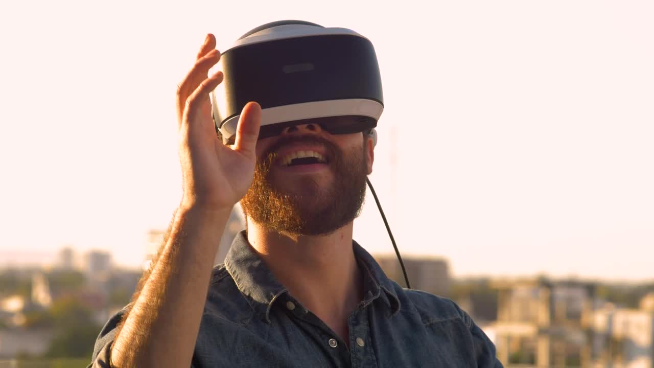 Download Stock Video Man Wearing Virtual Reality Glasse Animated Wallpaper