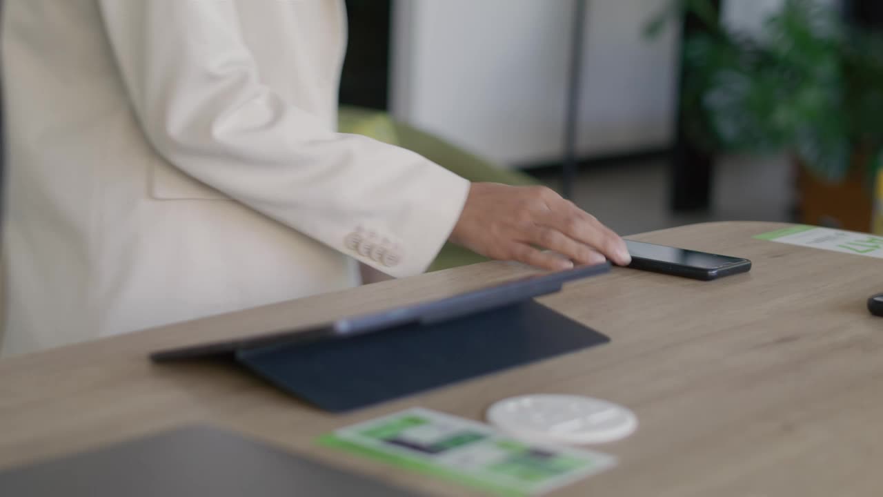 Download Stock Video Office Desk With Smartphones Live Wallpaper