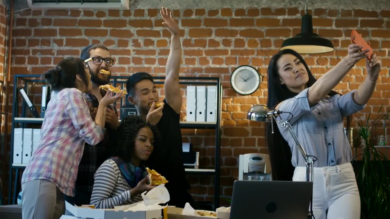 Download Stock Video Office Team Taking A Selfie Eating Pizza Live Wallpaper