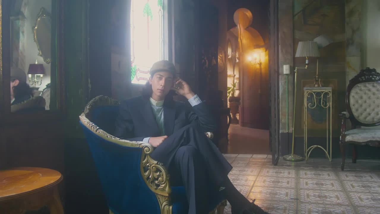 Download Stock Video Old Fashioned Couple Portrait In A Vintage Room Live Wallpaper