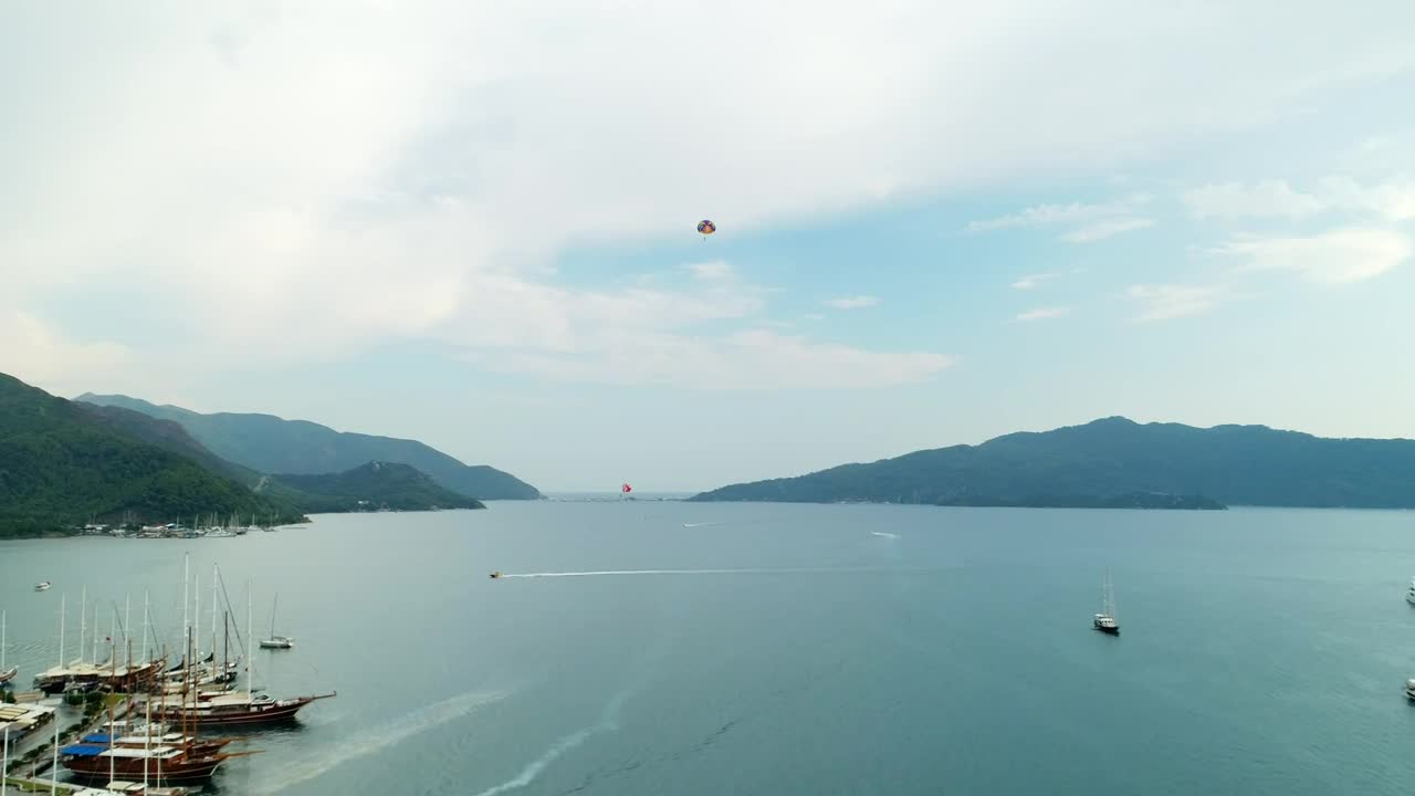 Download Stock Video Parasailing Over The Ocean Live Wallpaper