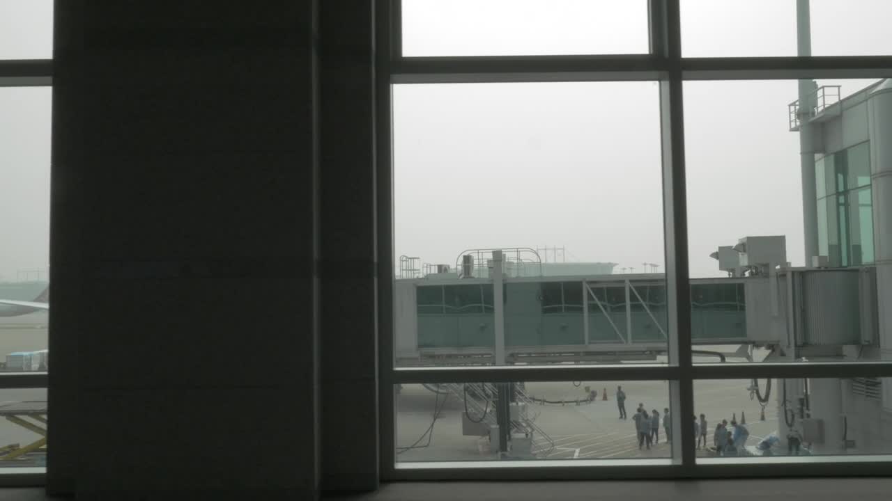 Download Stock Video Passenger Plane Attached To A Bridge Live Wallpaper