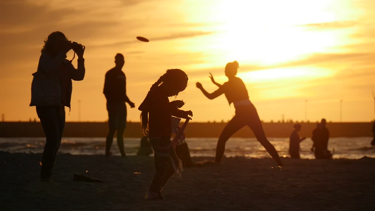 Download Stock Video People Silhouettes In The Sunset Live Wallpaper