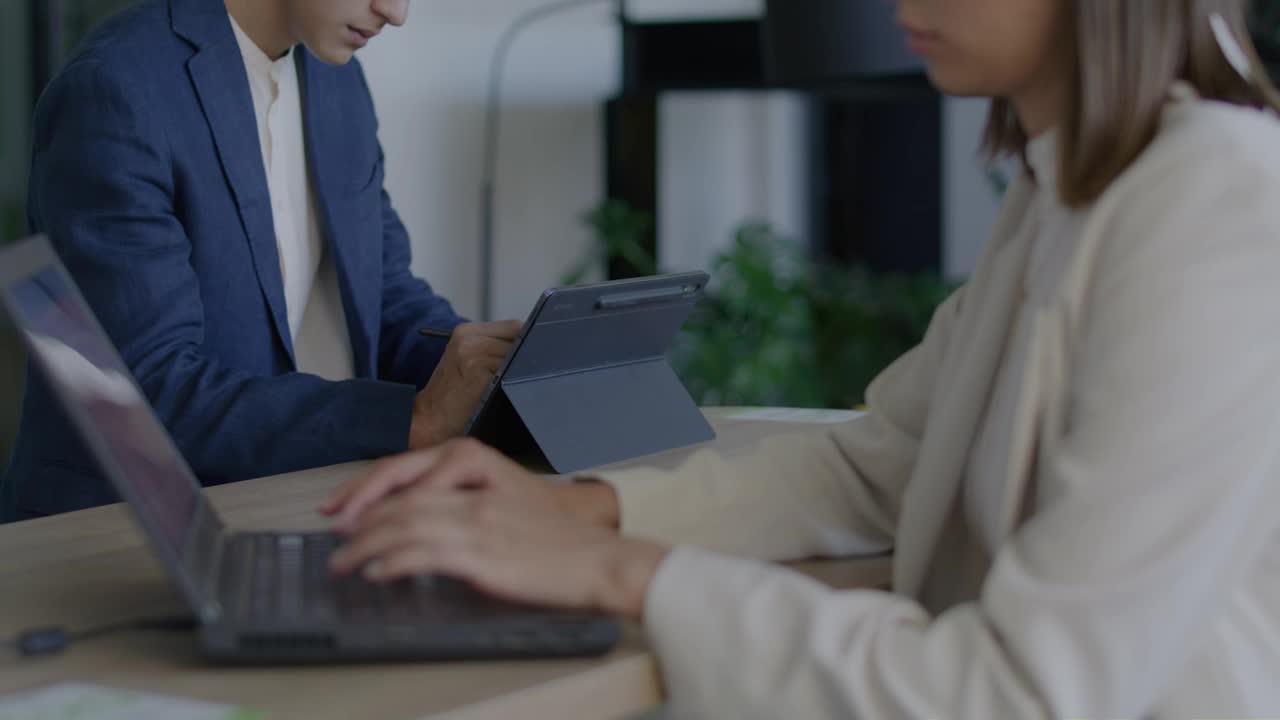 Download Stock Video People Working In The Office Live Wallpaper