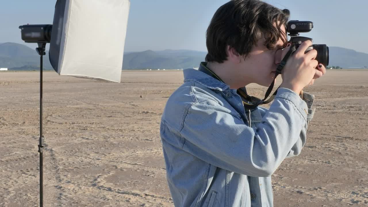 Download Video Stock Photographer Taking Photos In The Middle Of A Desert Live Wallpaper Free