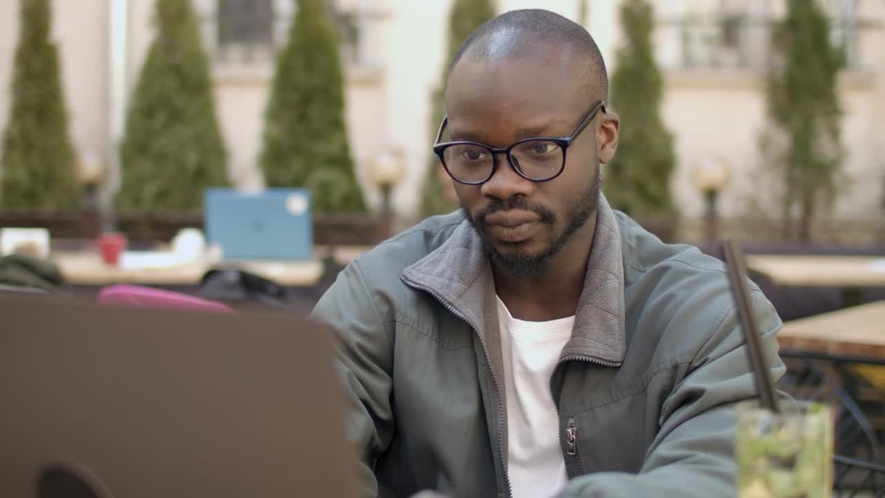 Download Video Stock Portrait Of Student With Her Laptop Live Wallpaper Free