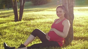 Video Stock Pregnant Woman Sitting In A Park Live Wallpaper Free
