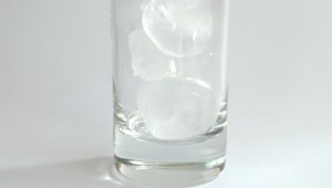 Video Stock Preparing A Drink With Ice In A Glass Close Up Live Wallpaper Free