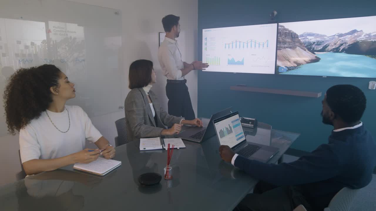 Download Video Stock Presentation During A Work Team Meeting Live Wallpaper Free