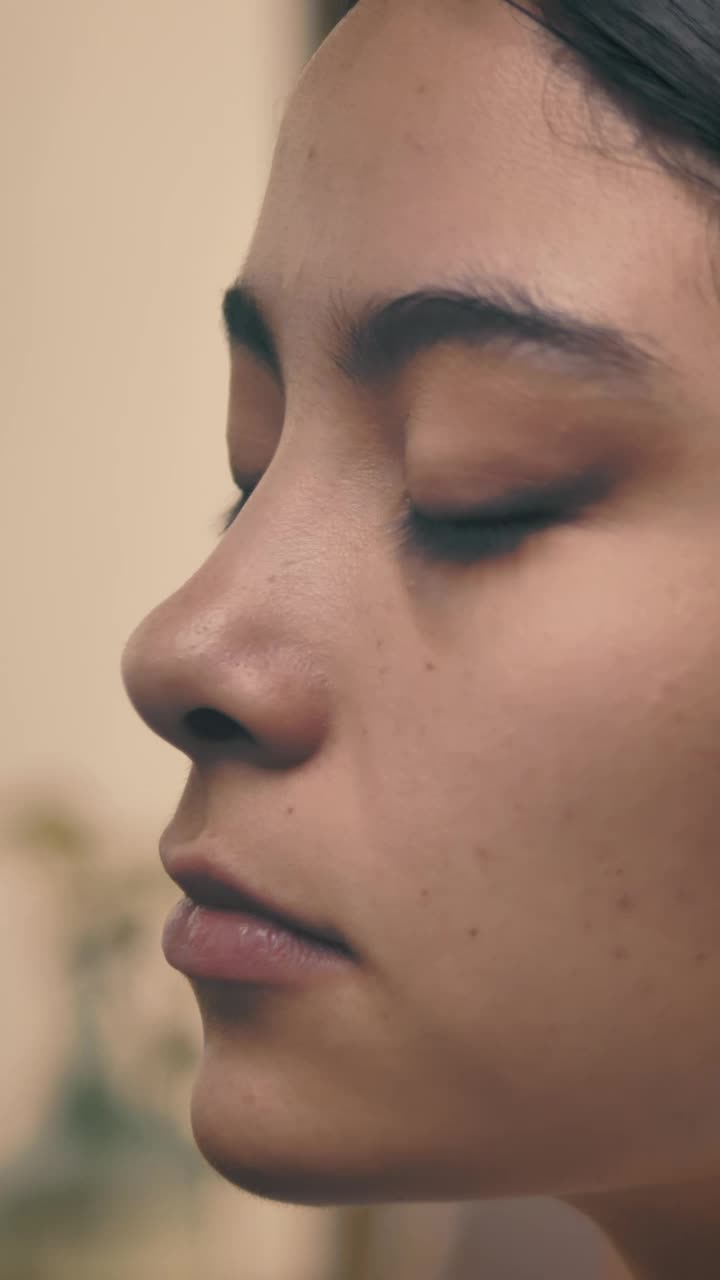 Download Video Stock Professional Makeup Artist Putting Makeup On A Womans Face Live Wallpaper Free