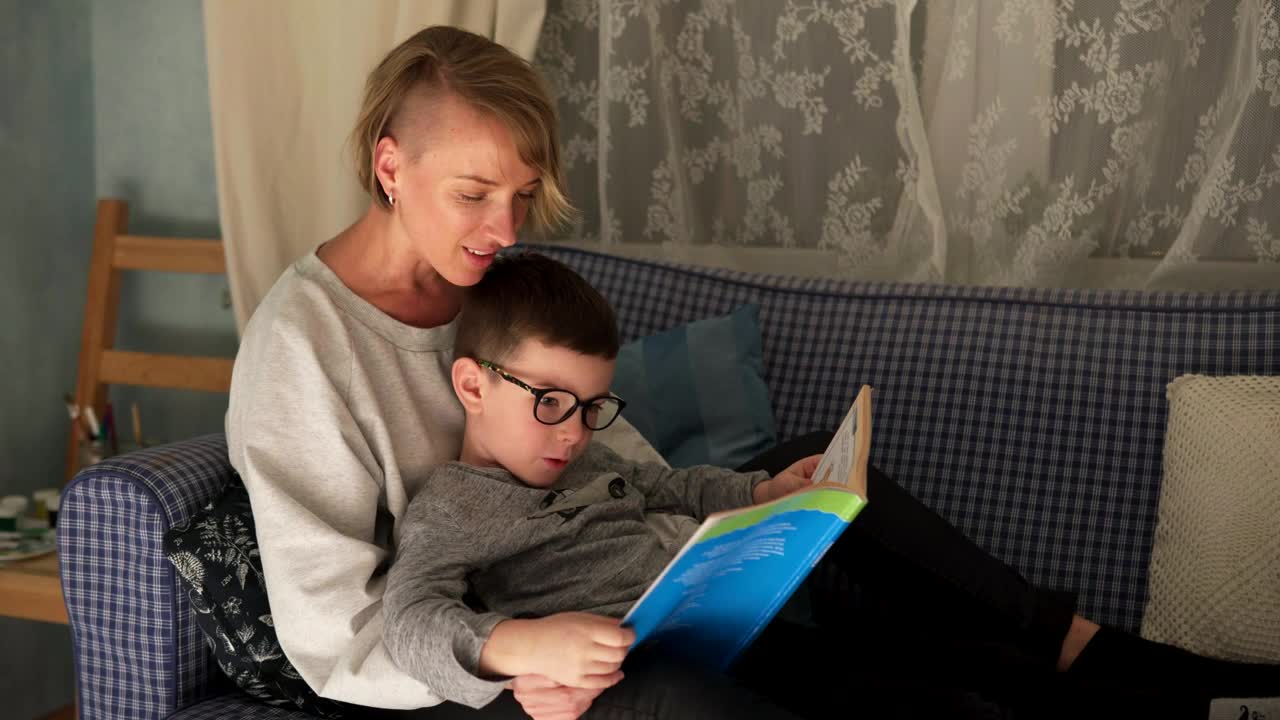 Download Video Stock Reading A Story Together Live Wallpaper Free