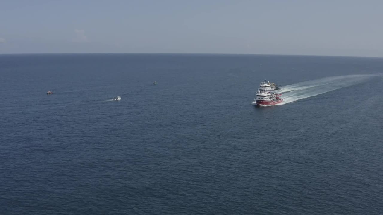 Download Video Stock Red And Blue Boats Crossing The Ocean Live Wallpaper Free
