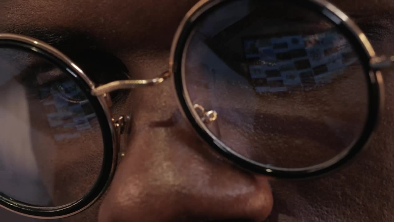 Download Free Stock Video Reflection In The Glasses Of A Man Using A Tablet Live Wallpaper