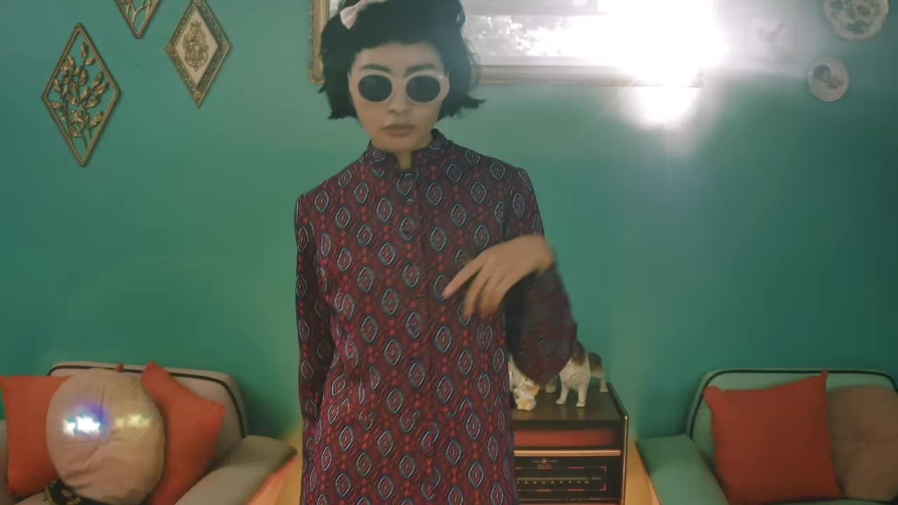 Download Free Stock Video Retro Woman With Sunglasses Dancing Live Wallpaper