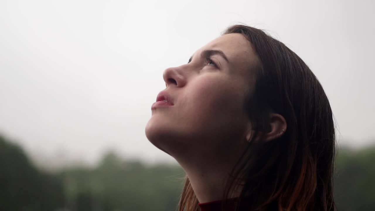 Download Free Stock Video Sad Woman Looking Towards The Sky Live Wallpaper