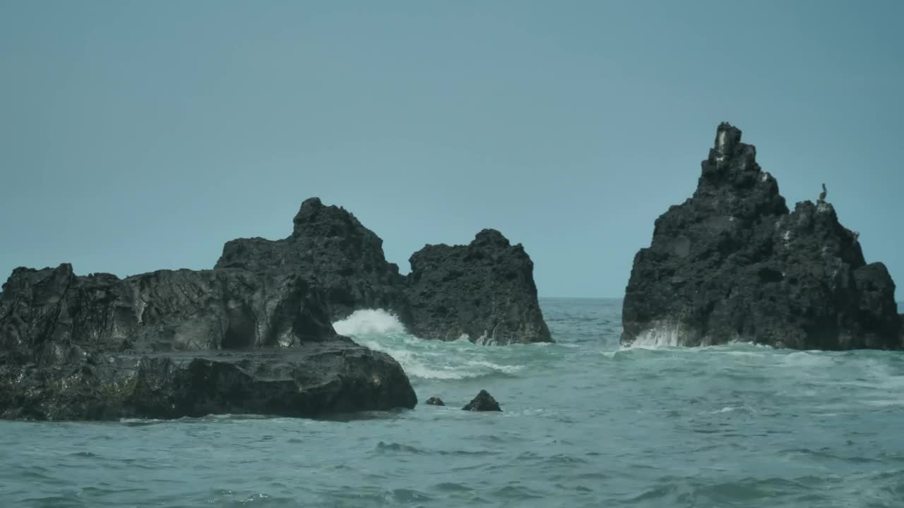 Download Free Stock Video Sea Waves And Big Rocks Live Wallpaper