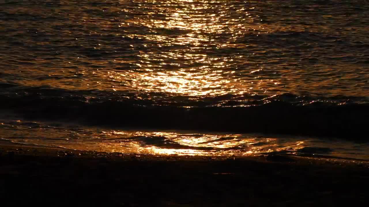 Download Free Stock Video Sea Waves Reflecting The Sunset Close Up Live Wallpaper