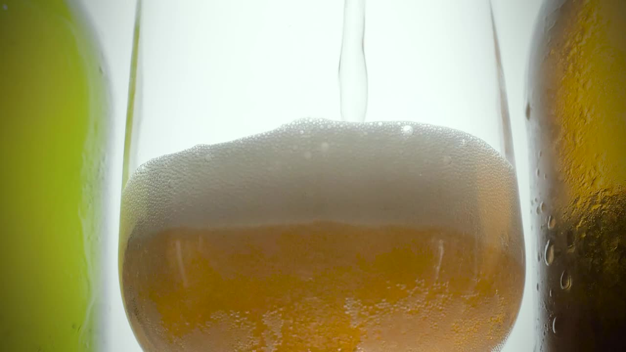 Download Free Stock Video Serving Foamy Beer In A Glass Live Wallpaper