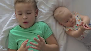 Free Stock Video Siblings Laying On A Bed Live Wallpaper