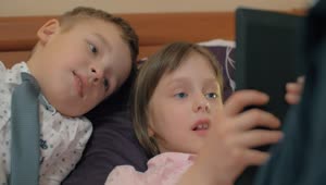 Free Stock Video Siblings Playing A Game On A Tablet Live Wallpaper