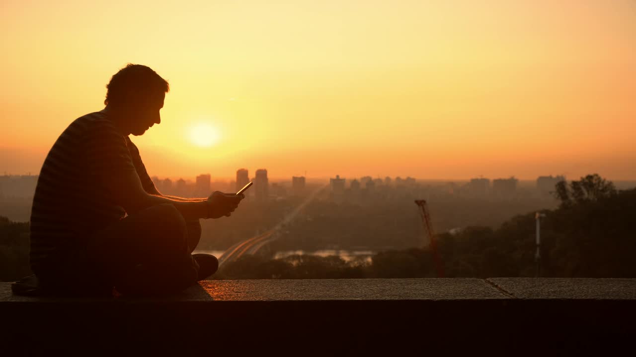 Download Free Stock Video Silhouette Of A Man Texting During The Sunset Live Wallpaper
