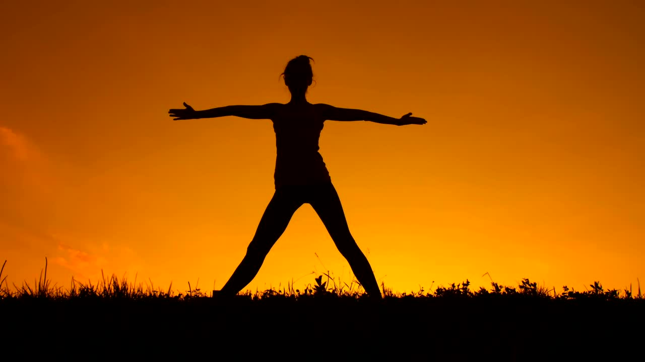 Download Free Stock Video Silhouette Of A Woman Doing Yoga During A Sunset Live Wallpaper