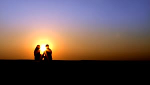 Free Stock Video Silhouette Of Lovers Chatting On The Skyline At Sunset Live Wallpaper