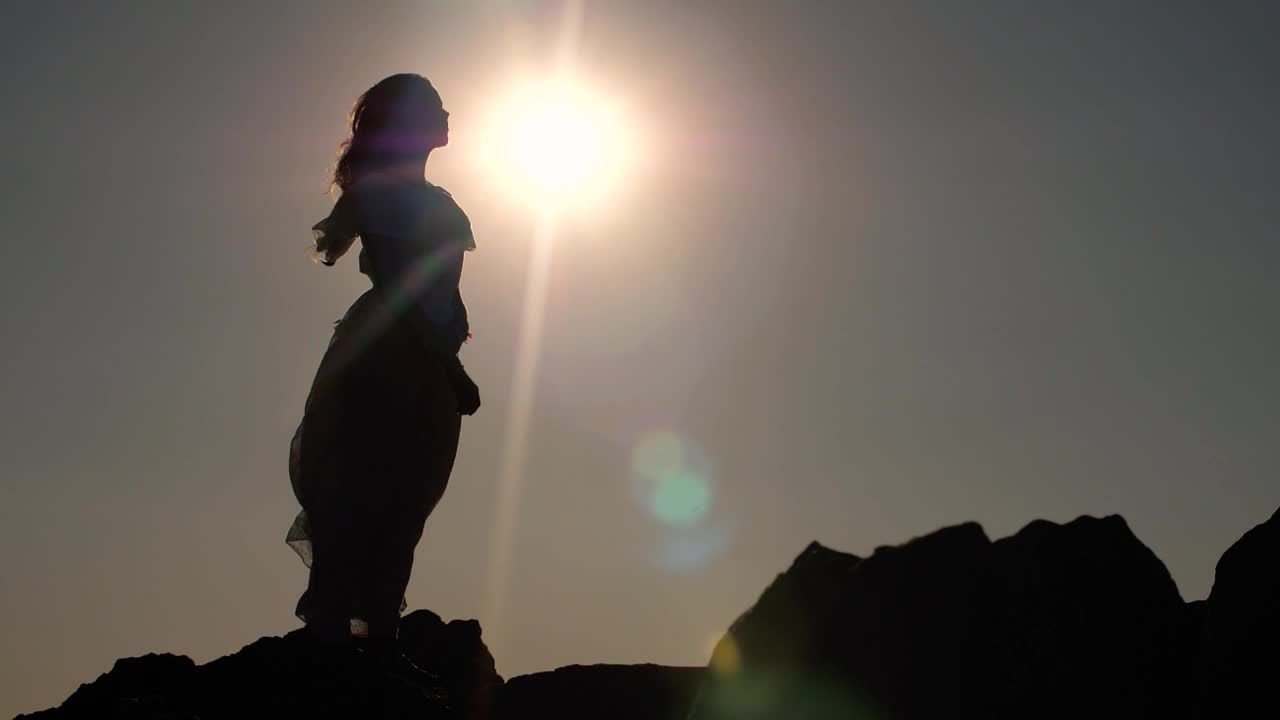 Download Free Stock Video Silhouette Of Woman Holding The Sun Live Wallpaper
