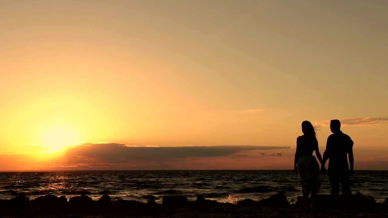 Download Free Stock Video Silhouettes Of A Couple Holding Hands At Sunset Live Wallpaper