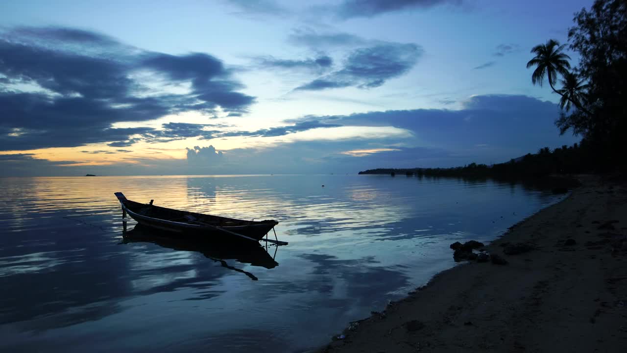 Download Free Stock Video Silhouettes On The Beach At Sunset Live Wallpaper