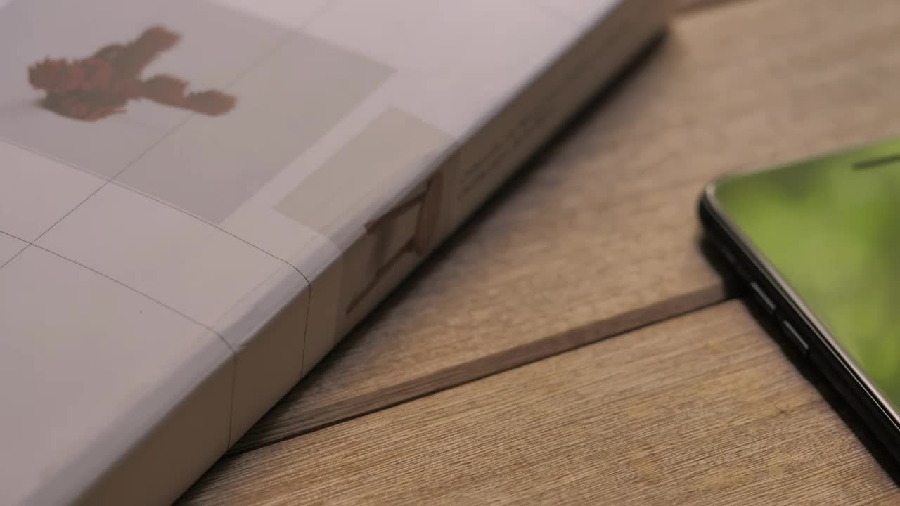 Download Free Video Stock Smartphone And Book Live Wallpaper