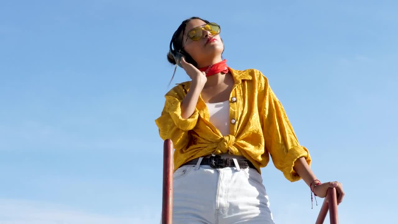 Download Free Video Stock Standing Woman Listening To Music Live Wallpaper