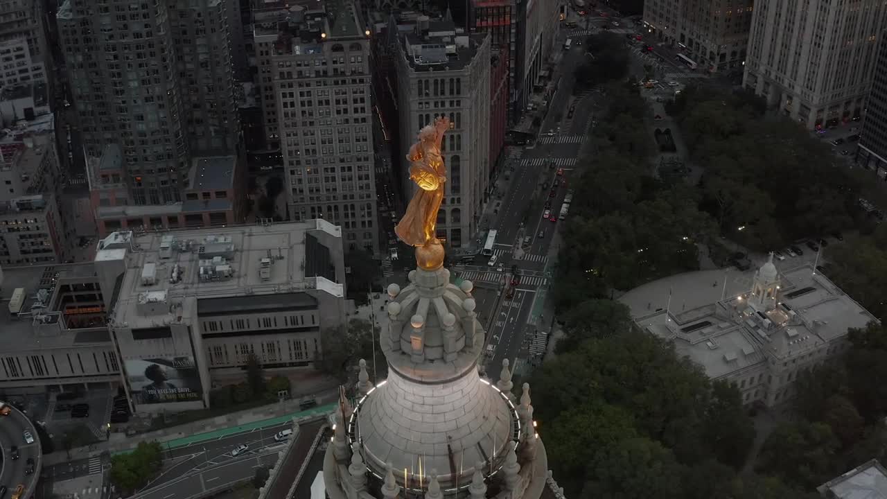 Download Free Video Stock Statue On Top Of A Building In New York City Live Wallpaper