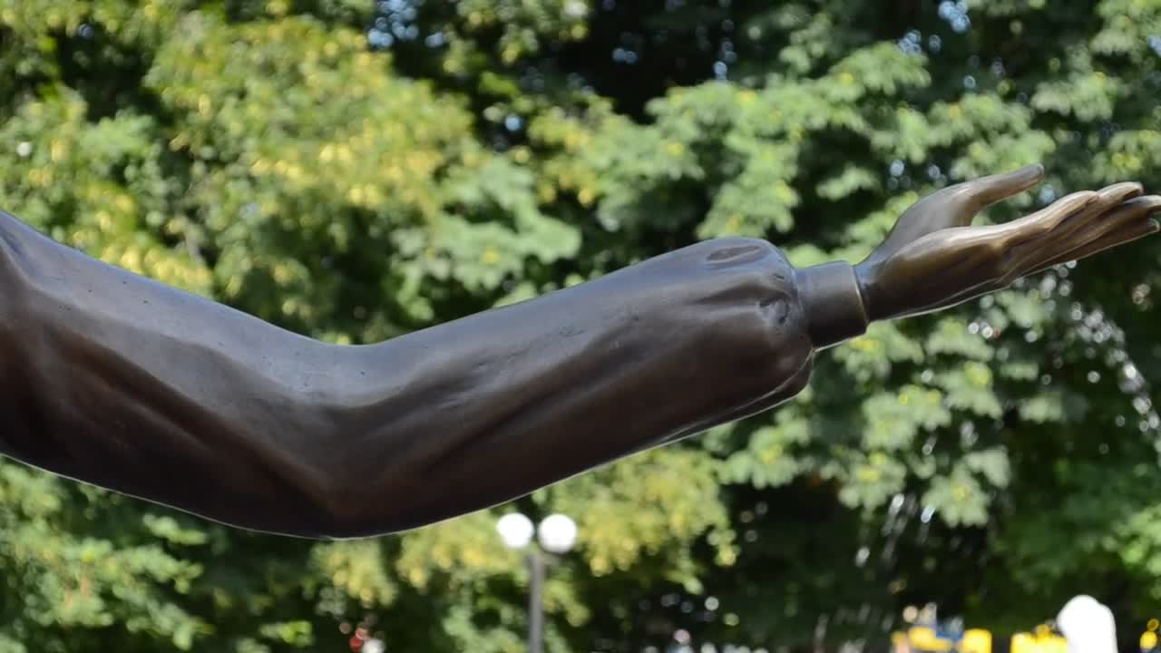 Download Free Video Stock Statues Next To A Fountain Live Wallpaper