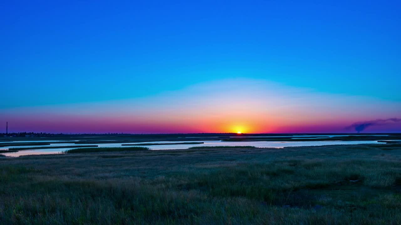 Download Free Video Stock Sun In The Skyline In The Field With A Clear Live Wallpaper