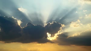 Free Video Stock Sunbeams In A Cloudy Sunset Live Wallpaper