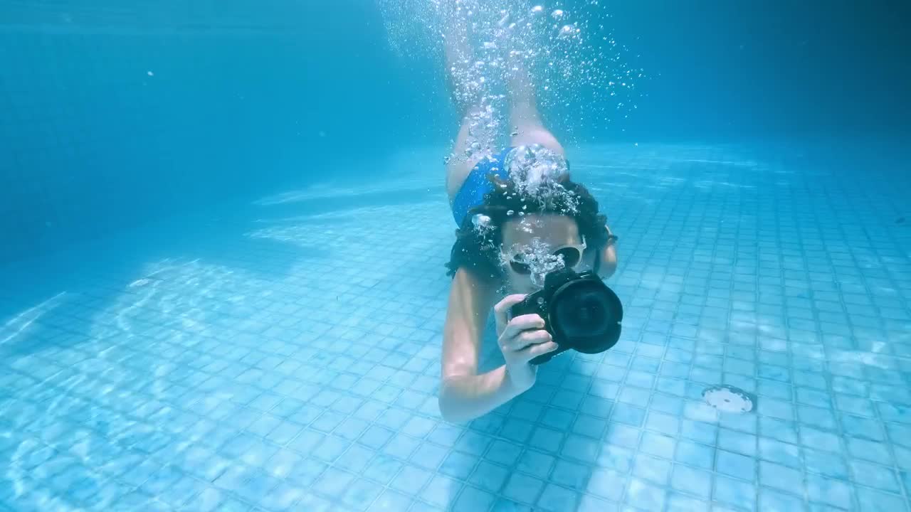 Download Free Video Stock swimming girl taking underwater photos Live Wallpaper