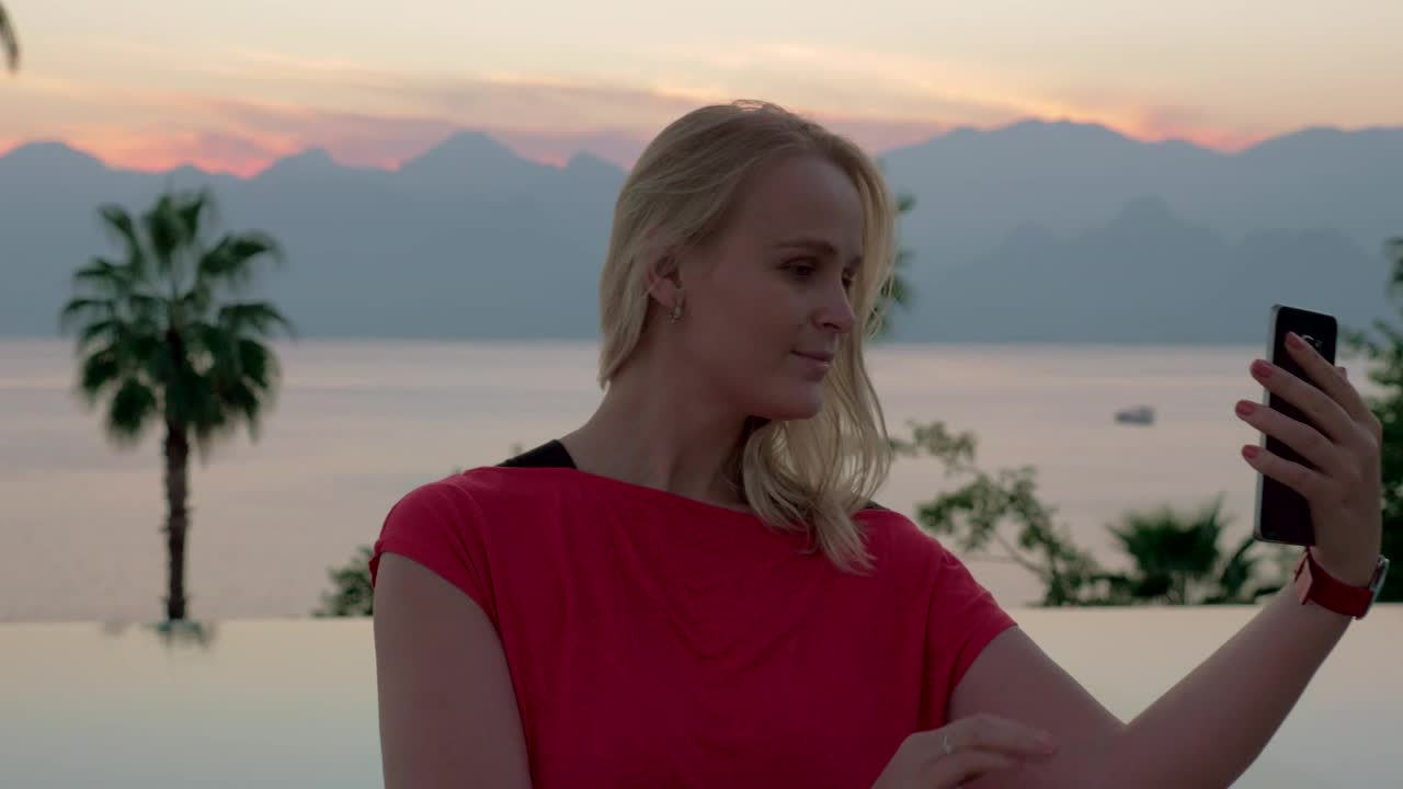 Download Free Video Stock taking a selfie in the evening light Live Wallpaper