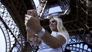 Free Video Stock taking a selfie under the eiffel tower Live Wallpaper