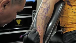 Free Video Stock tattoo artist drawing on the skin Live Wallpaper