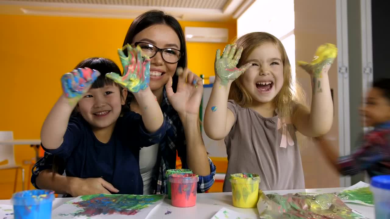 Download Free Video Stock teacher and children waving with their hands Live Wallpaper