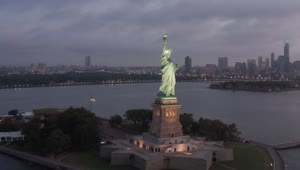 Free Video Stock the statue of liberty during a cloudy night Live Wallpaper