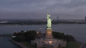 Free Video Stock the statue of liberty during dusk Live Wallpaper