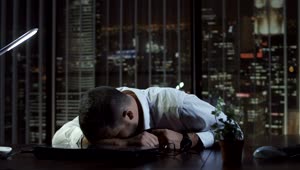 Free Video Stock tired man sleeping at his desk in the office Live Wallpaper